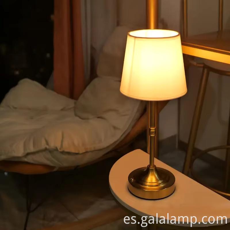 elegante-lámpara-de-cabecera-de-metal-dorado-GALAXY LIG elegant-golden-metal-bedside-light-GALAXY LIG